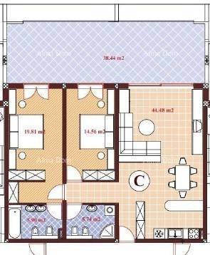 Grundrissplan mit zwei Schlafzimmern, zwei Bädern und offenem Wohnbereich sowie großer Terrasse.