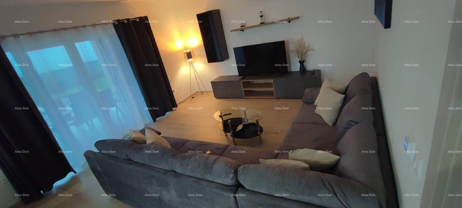 Gemütliches Wohnzimmer mit großem Ecksofa, Fernseher und Zugang zu einem Balkon oder einer Terrasse.
