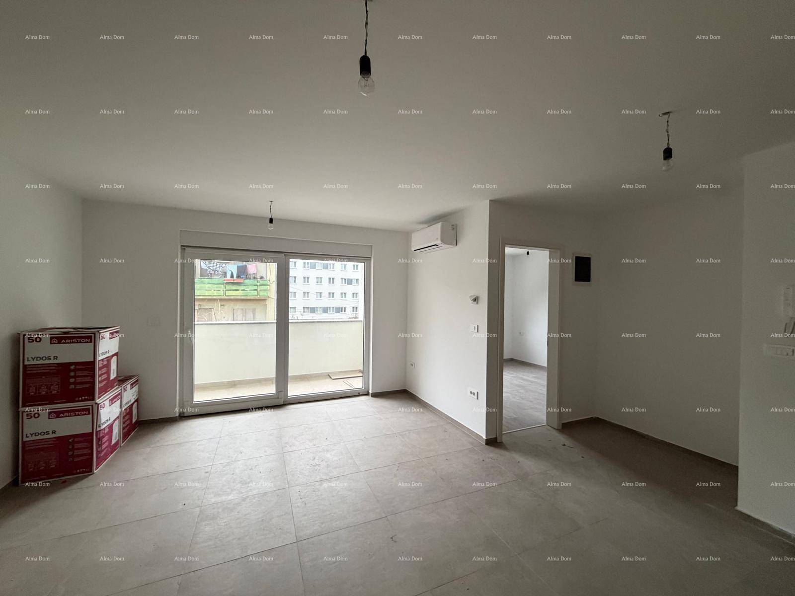 Geräumiges, unfertiges Wohnzimmer mit Fliesenboden und Schiebetür zum Balkon.
