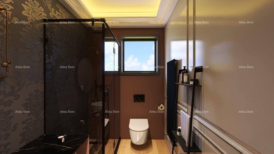 Elegantes Badezimmer mit Duschkabine, WC und dekorativer Tapete.