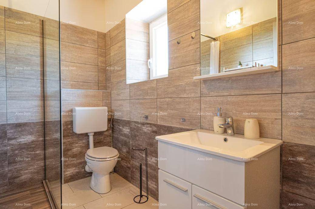 Modernes Badezimmer mit begehbarer Dusche, WC und Waschbecken, gefliest in Erdtönen.
