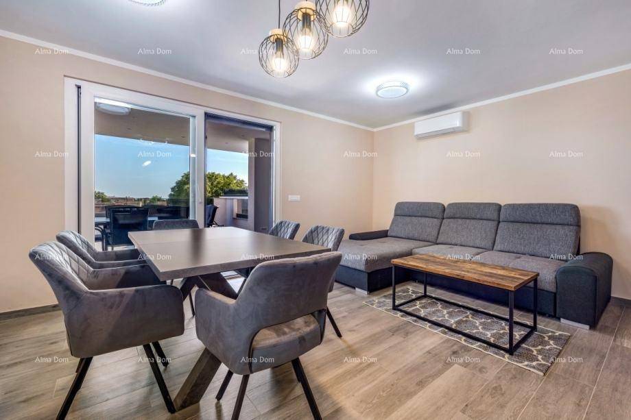 Moderner Wohn- und Essbereich mit bequemer Couch, Esstisch und Zugang zur Terrasse.