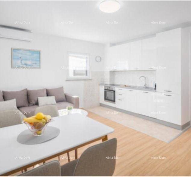 Helle, offene Wohnküche mit weißer Einrichtung, Sofa und Esstisch, ideal für modernes Wohnen.