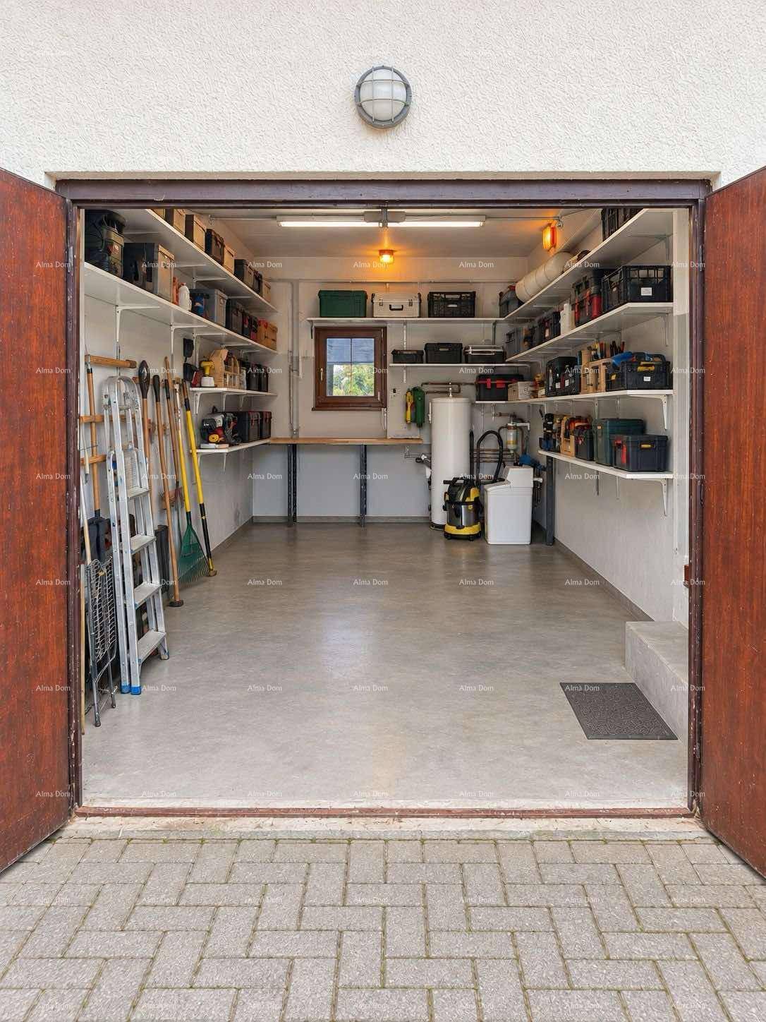 Geräumige Garage mit Regalen für Lagerung und einem Warmwasserbereiter.