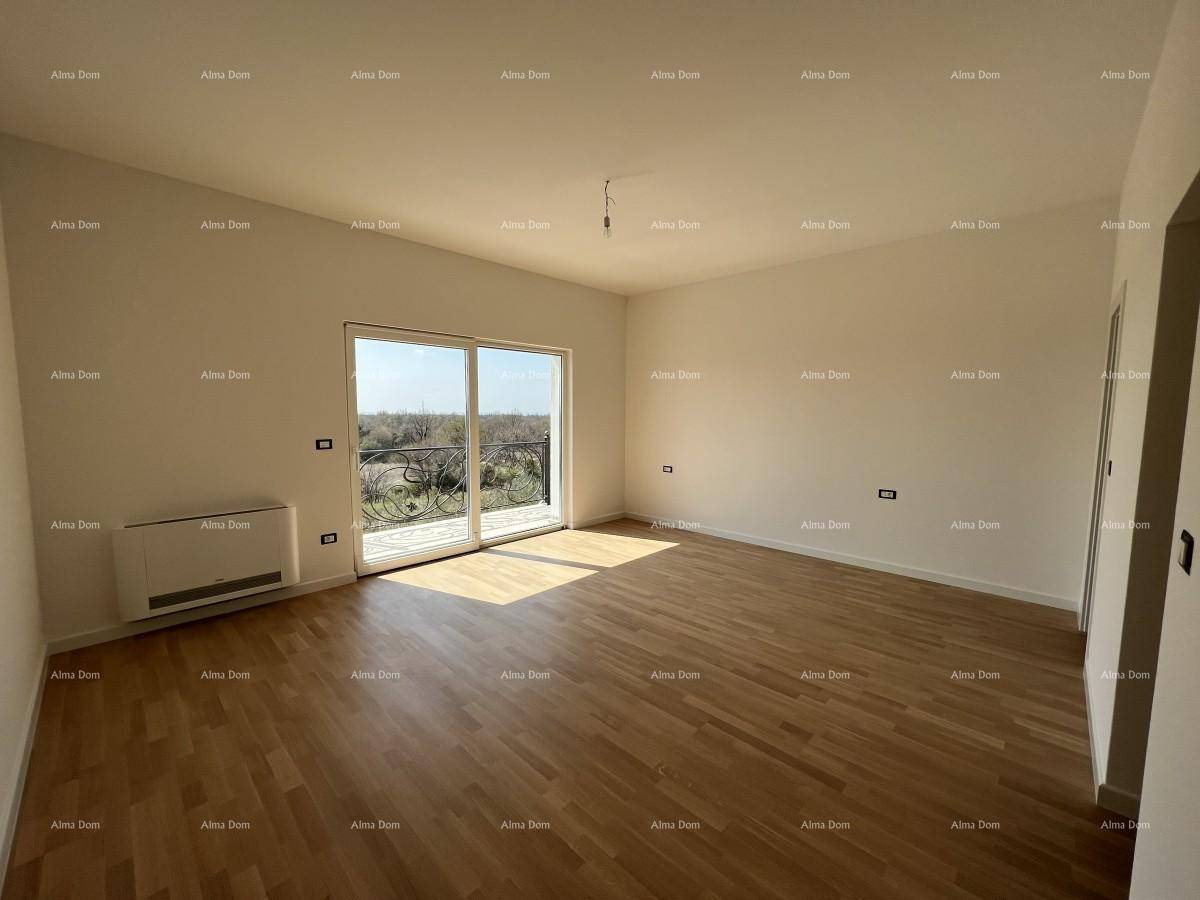 Geräumiges Schlafzimmer mit Eichenparkettboden und Zugang zu einem Balkon mit schmiedeeisernem Geländer.