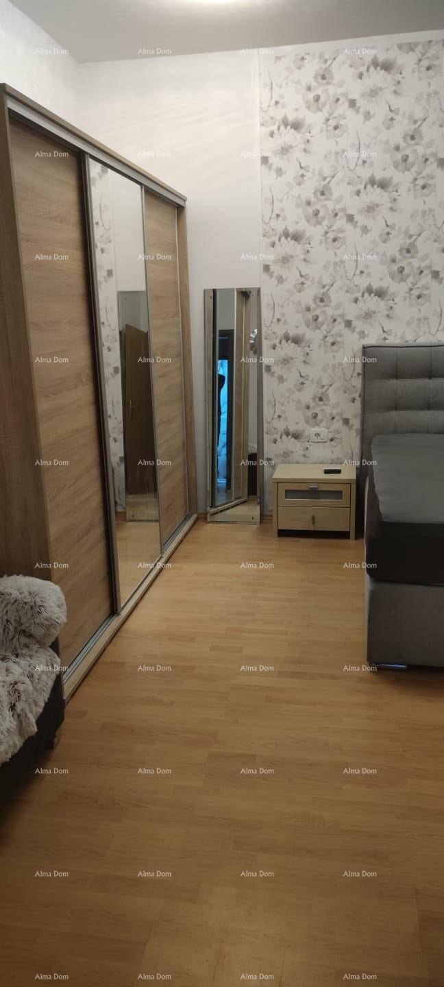 Schlafzimmer mit großem Schiebetürenschrank, Ganzkörperspiegel und hellem Laminatboden.