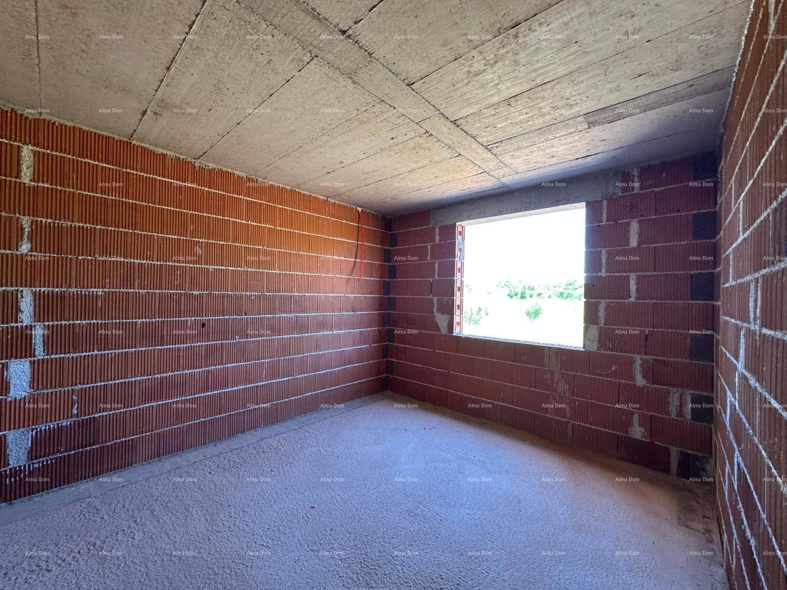 Rohbau-Zimmer mit Ziegelwänden, Betondecke und einer Fensteröffnung für Tageslicht.