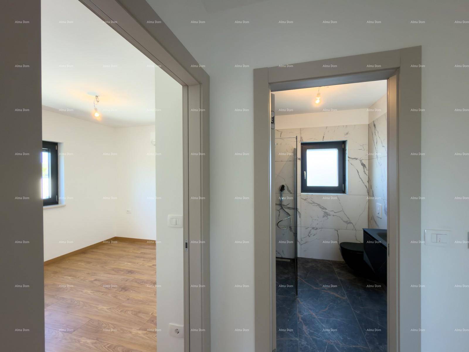 Flur mit Zugang zu Schlafzimmern und einem modernen Badezimmer mit Marmorfliesen.