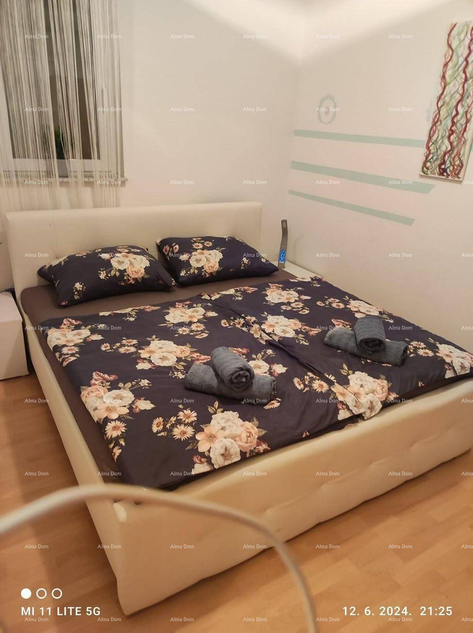Schlafzimmer mit Doppelbett und floral gemusterter Bettwäsche, gemütlich und einladend.