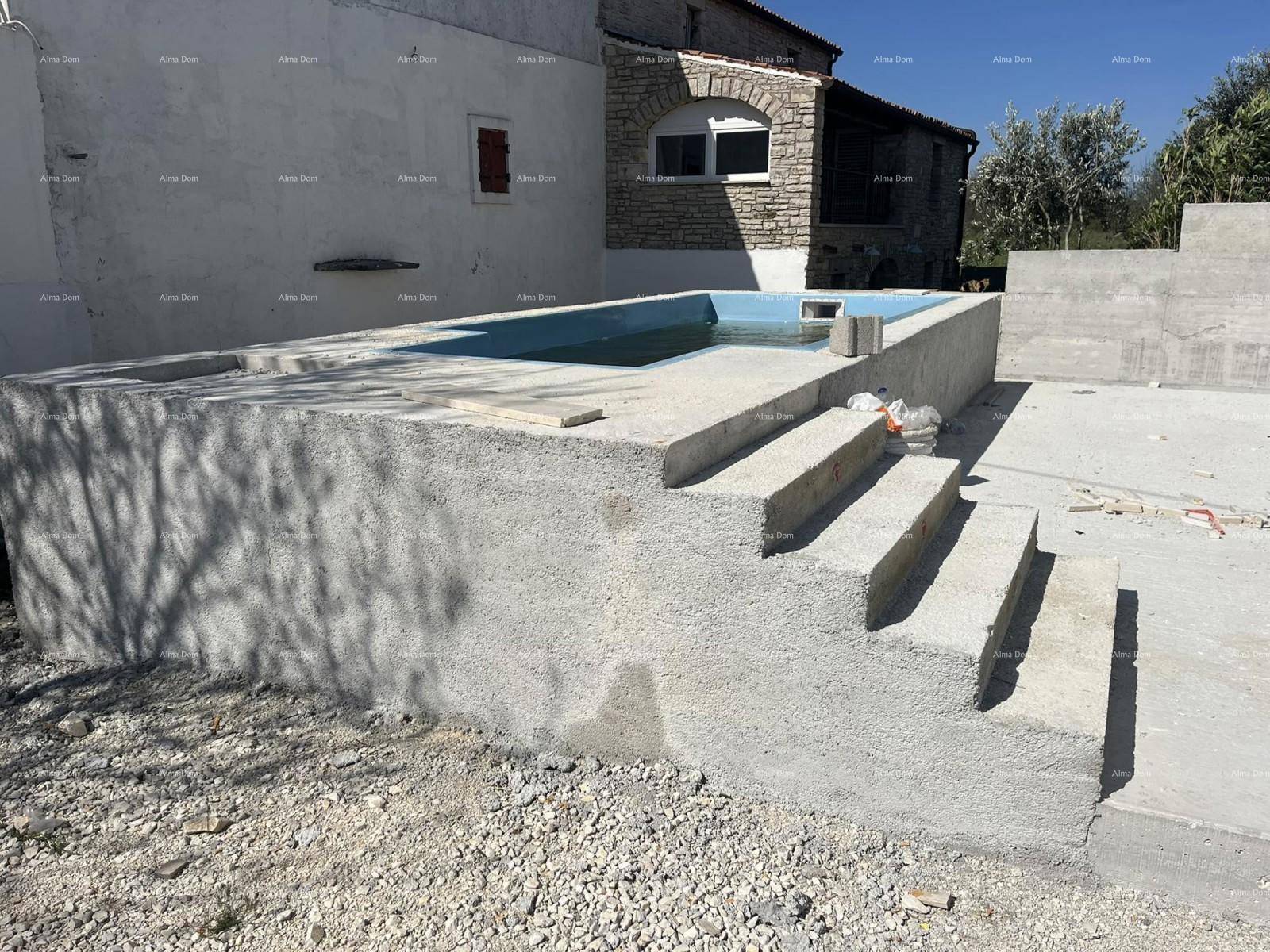 Im Bau befindlicher Pool mit Betontreppe und umgebenden unfertigen Flächen.