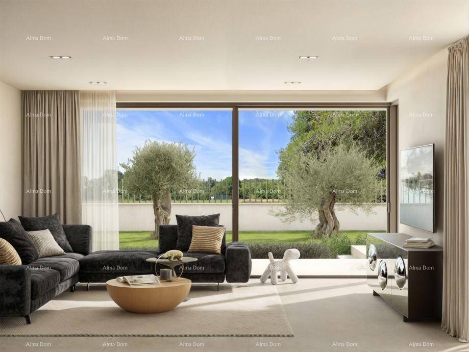 Helles Wohnzimmer mit großem Sofa, modernen Möbeln und bodentiefen Fenstern zum Garten.