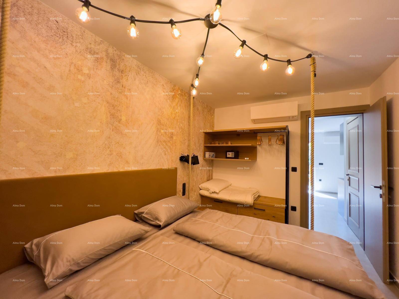 Schlafzimmer mit Holzbett, offener Garderobe und Klimaanlage, modern und funktional eingerichtet.