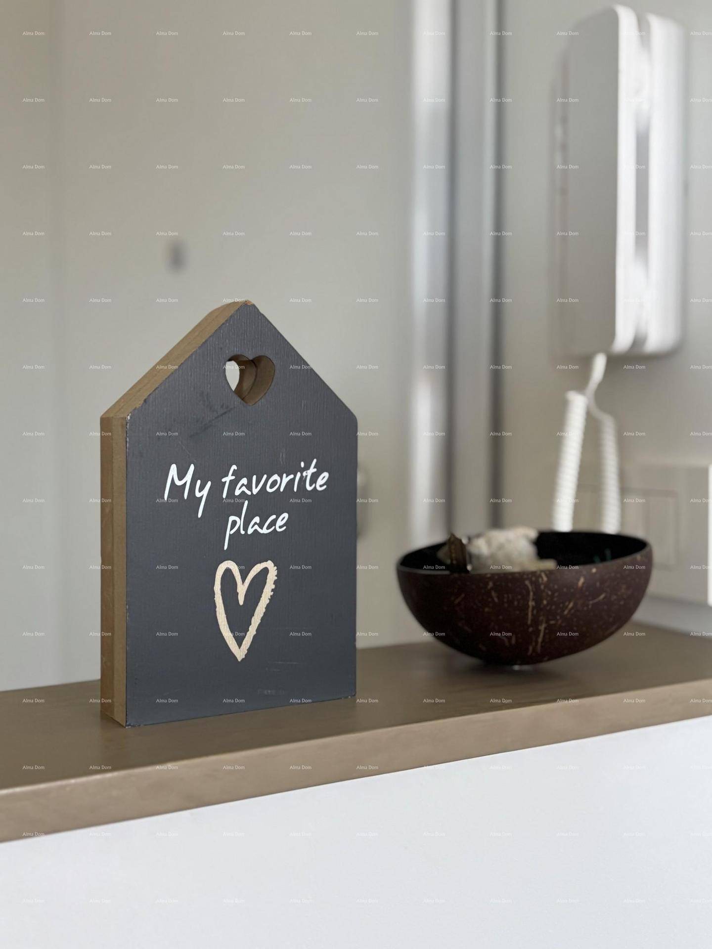 Dekoratives Holzschild mit der Aufschrift 'My favorite place' und einer Schale auf einem Regal.