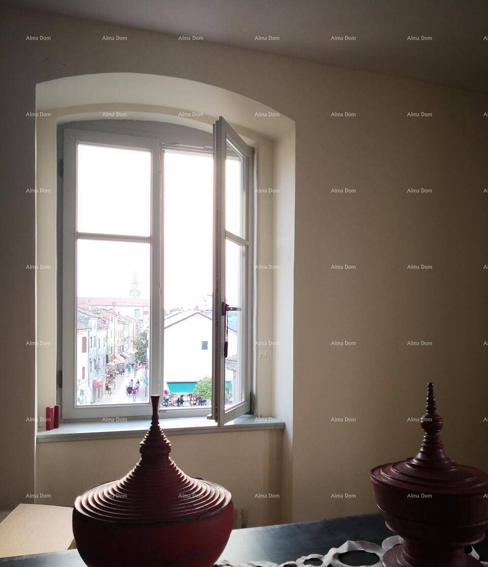 Fenster mit Blick auf eine belebte Straße und die umliegende Stadtarchitektur.