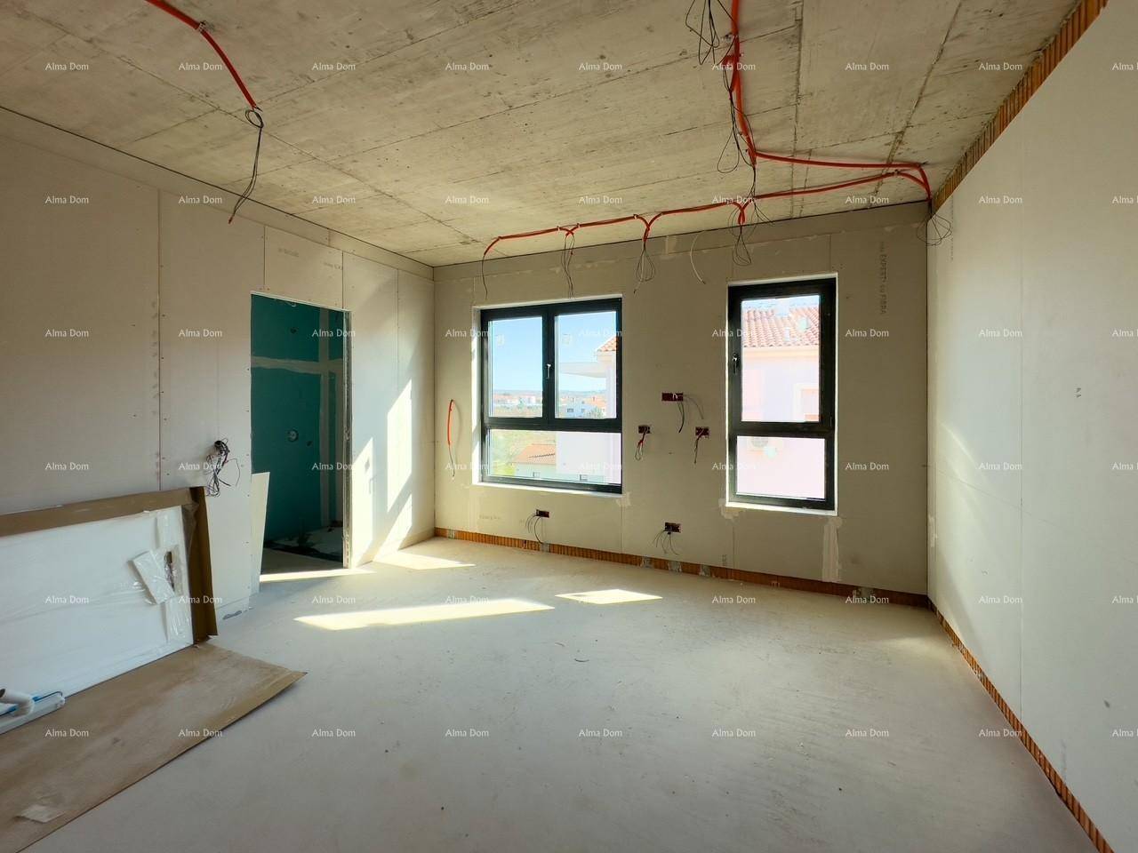 Geräumiger Rohbau-Raum mit zwei Fenstern und sichtbaren Elektroinstallationen an der Decke.