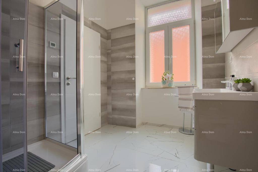 Helles Badezimmer mit Duschkabine, Fenster und modernem Waschtisch.
