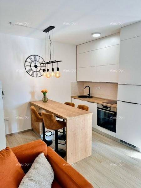 Offener Wohn- und Essbereich mit moderner Küche und gemütlichem Sofa im Vordergrund.