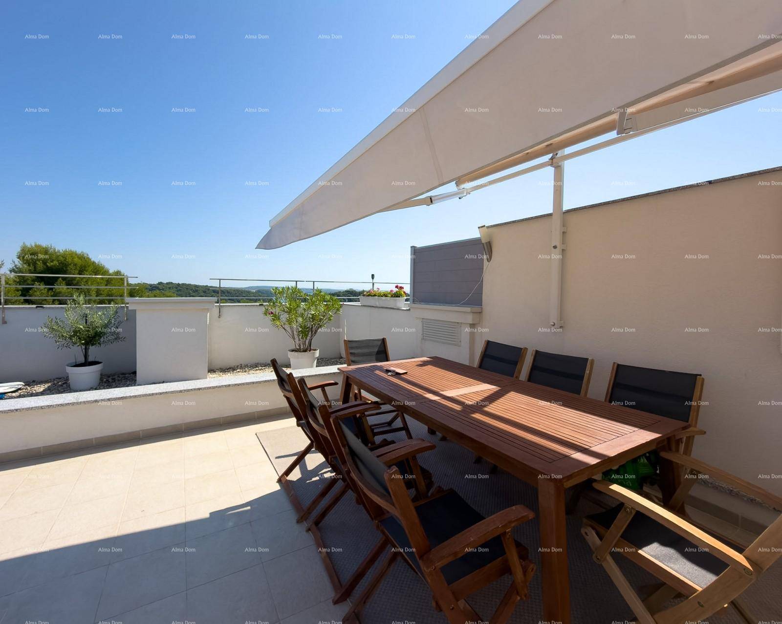 Gemütlicher Essbereich im Freien auf der Dachterrasse mit Holztisch und Sonnenschutz.
