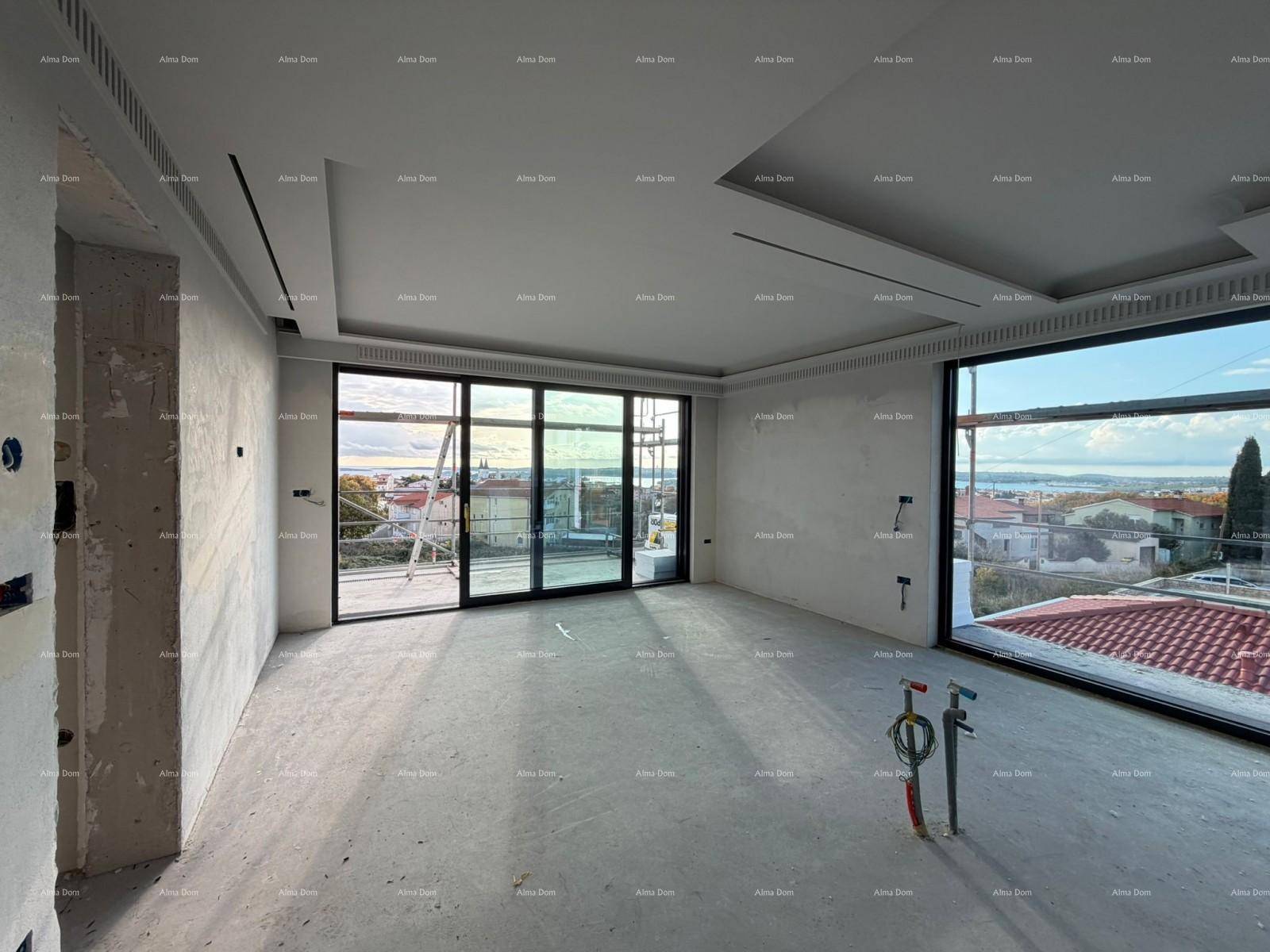 Geräumiger Innenraum im Rohbau mit großen Fensterfronten und weitem Ausblick.