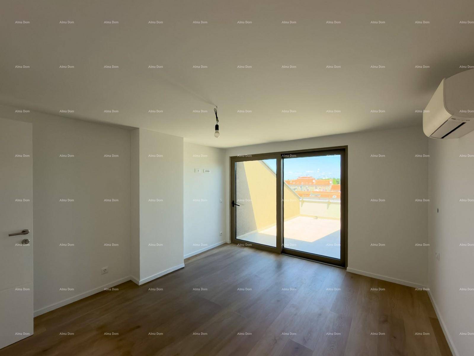 Lichtdurchflutetes Zimmer mit Holzboden, Klimaanlage und direktem Zugang zu einer sonnigen Terrasse.