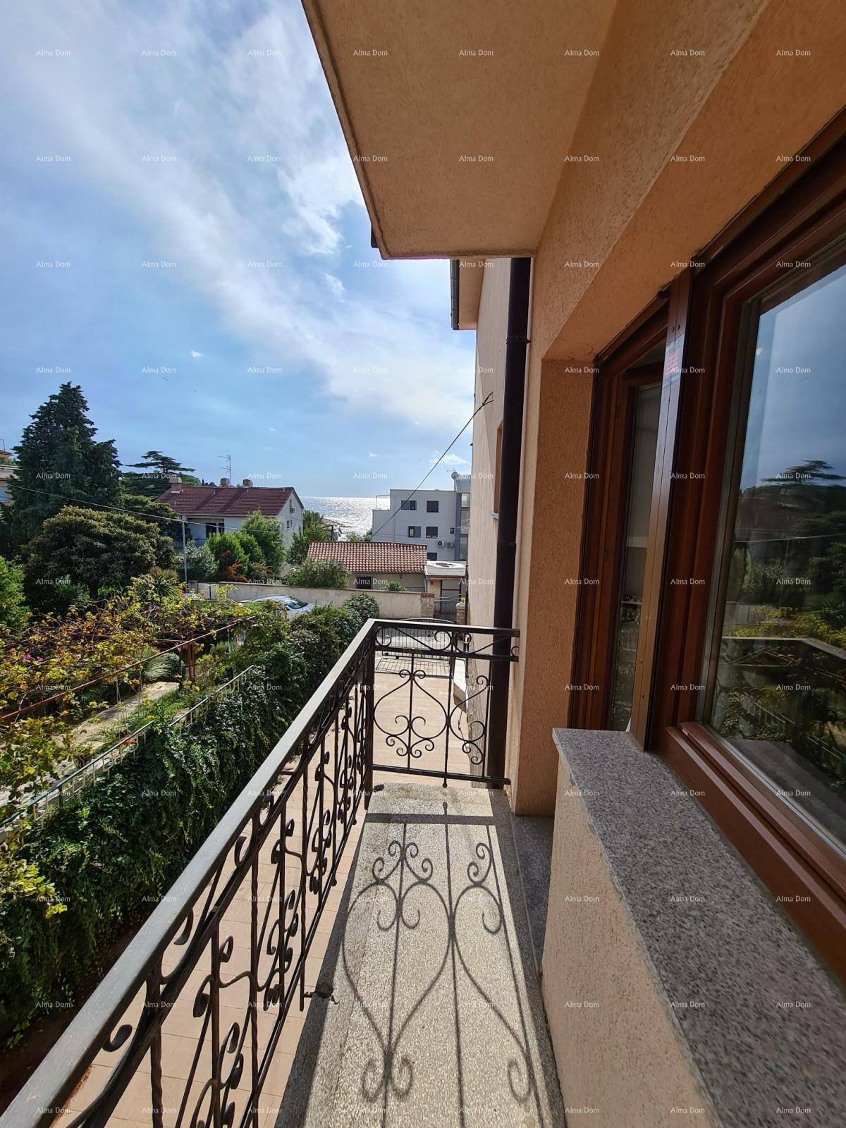 Balkon mit Meerblick und schmiedeeisernem Geländer, ideal für entspannte Momente.