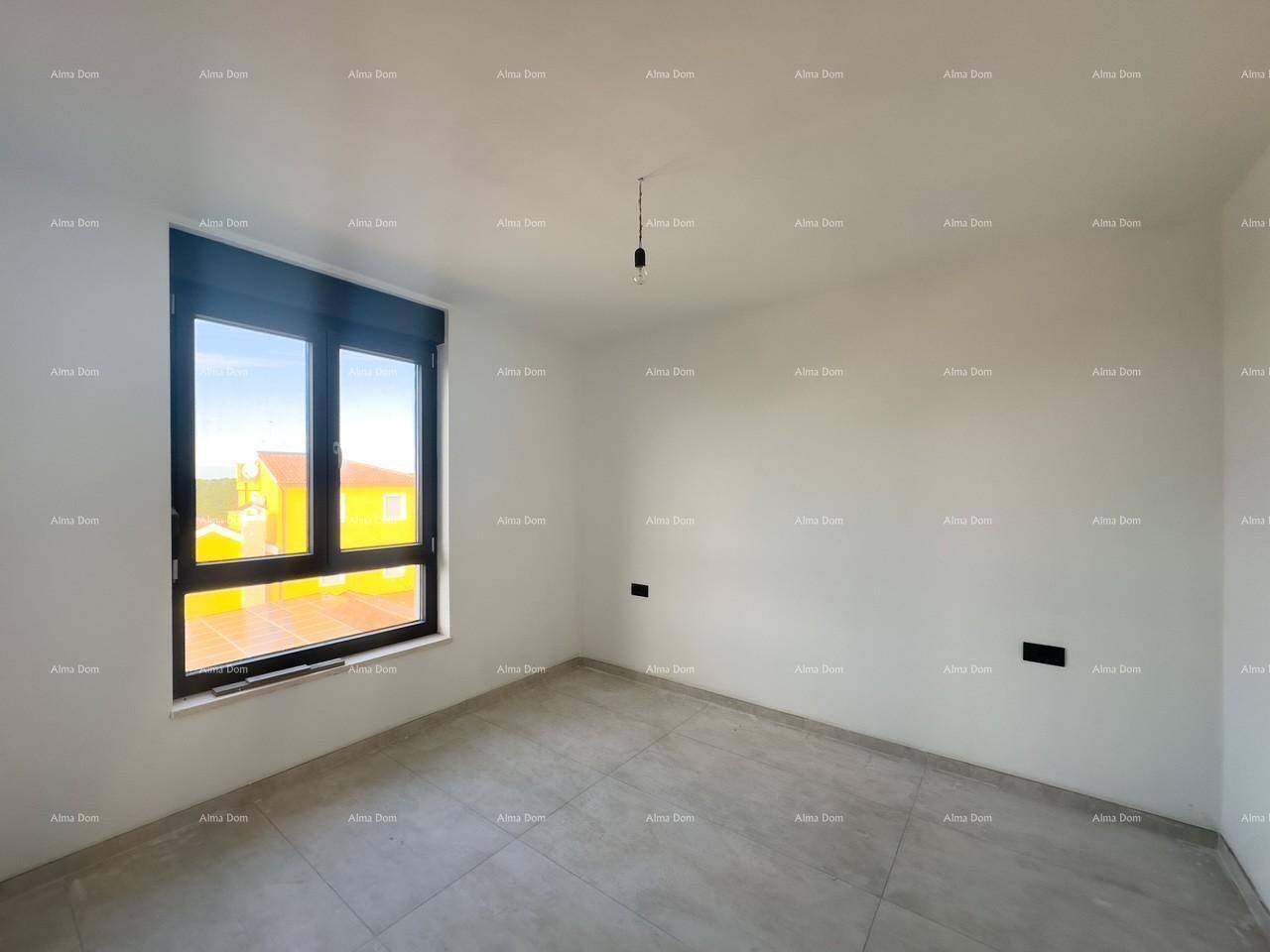 Helles, unmöbliertes Schlafzimmer mit großem Fenster und Blick auf die Umgebung.