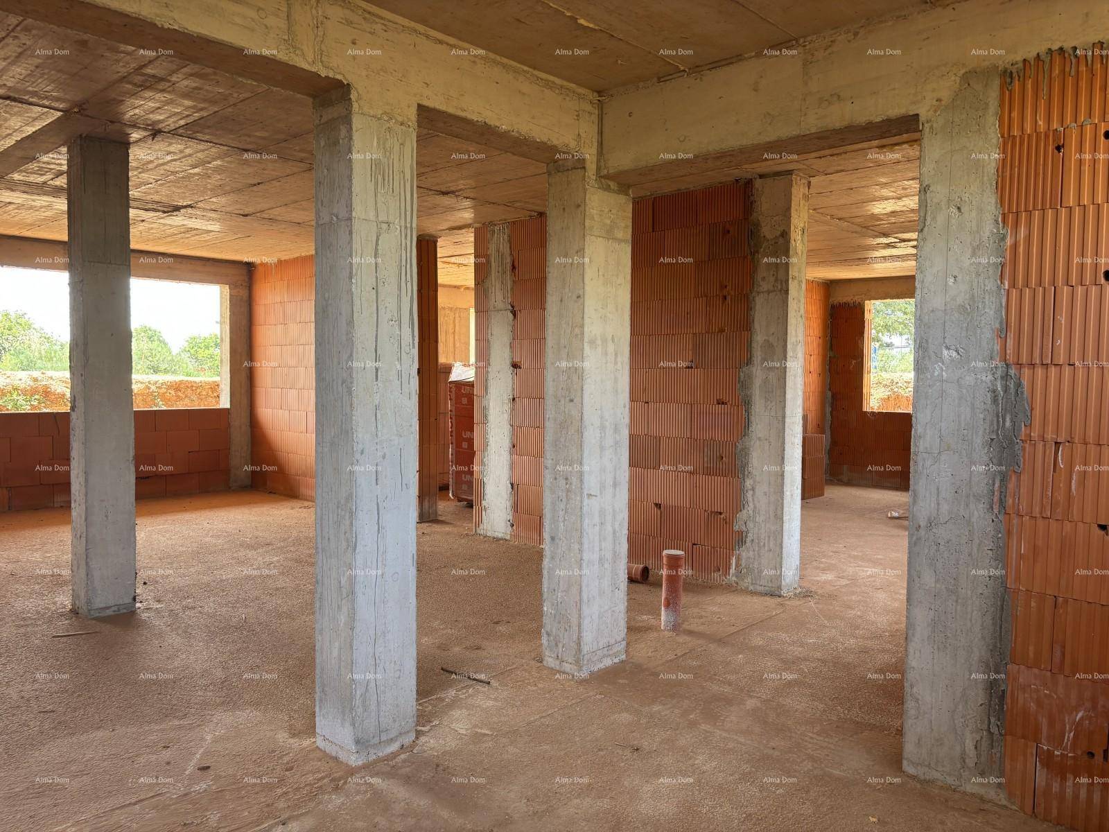 Rohbau-Innenraum mit vielen Betonpfeilern und Ziegelwänden, bereit für den weiteren Ausbau.