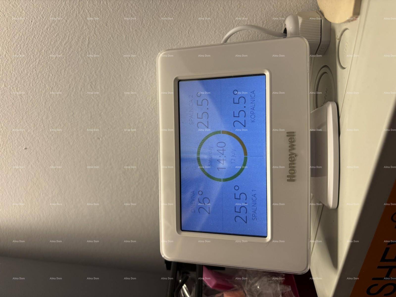 Digitales Honeywell-Thermostat zur präzisen Steuerung der Raumtemperatur und Klimaanlage.