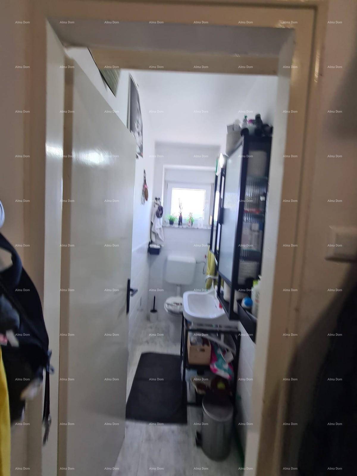 Funktionales Gäste-WC mit Fenster, hellem Fliesenboden und praktischem Spiegelschrank.