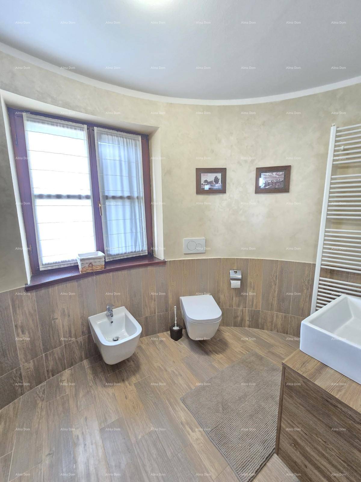 Modernes WC mit wandhängendem WC, Bidet, beheiztem Handtuchhalter und Fenster.