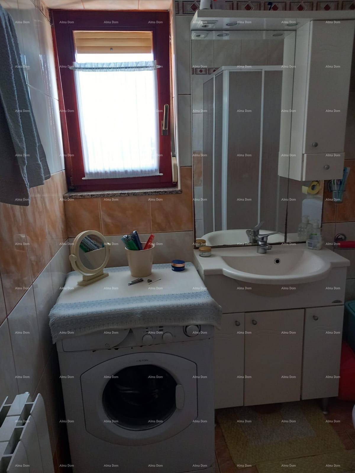 Badezimmer mit Waschbecken, Spiegelschrank, Waschmaschine und Duschkabine.