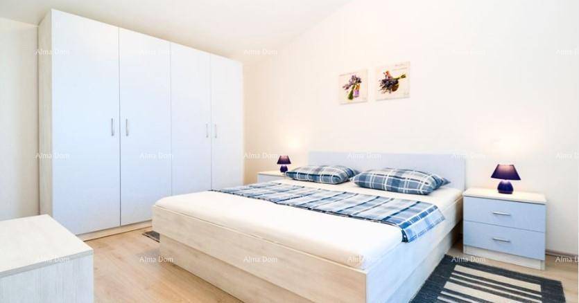 Helles Schlafzimmer mit Doppelbett und großem Kleiderschrank, ideal für erholsamen Schlaf.