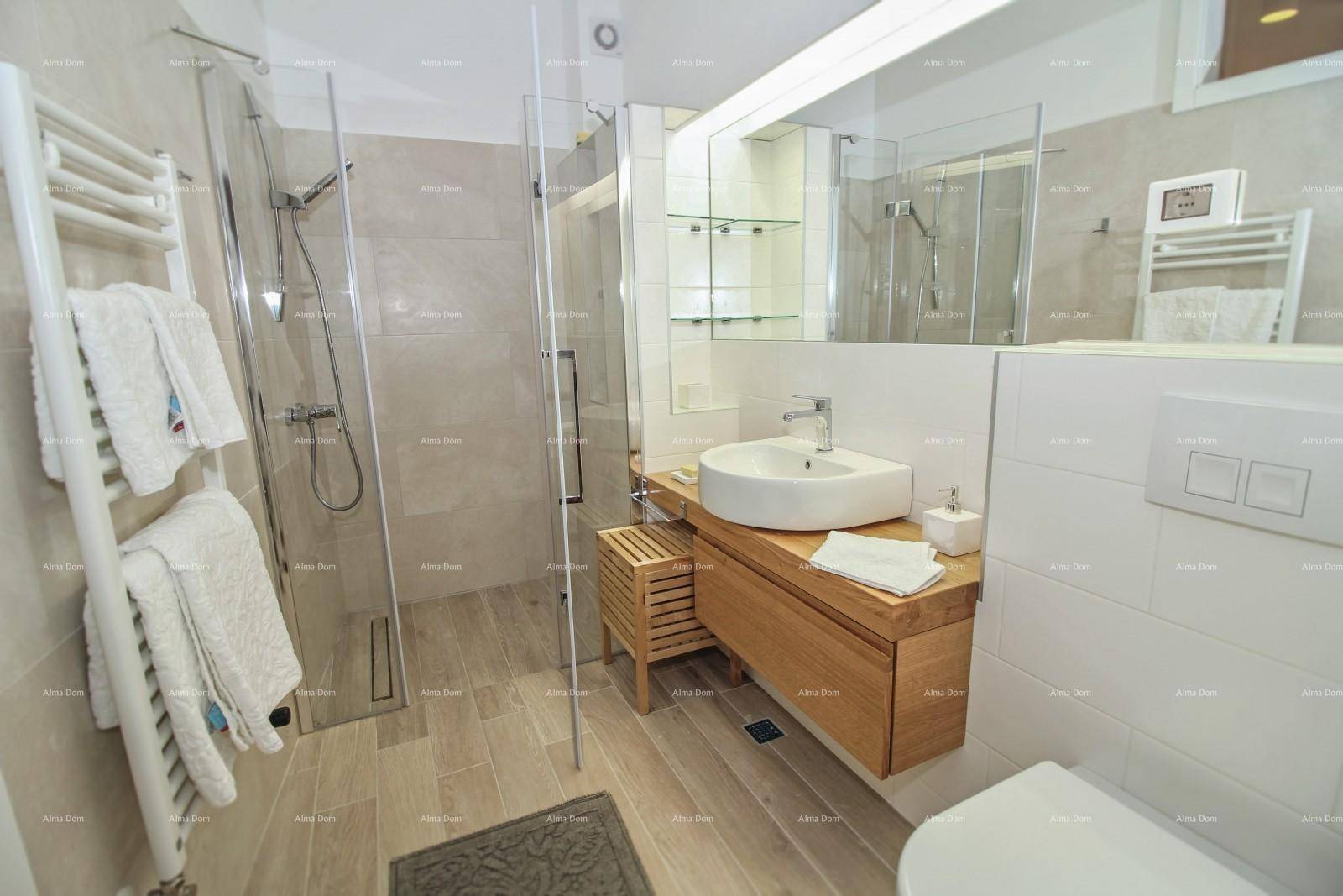 Modernes Badezimmer mit begehbarer Dusche, Holzwaschtisch und beheiztem Handtuchhalter.