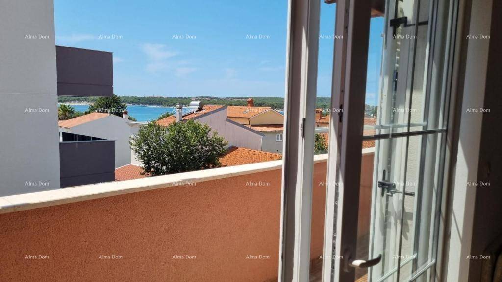 Heller Ausblick vom Innenraum auf das Meer und die Dächer der Nachbarhäuser.