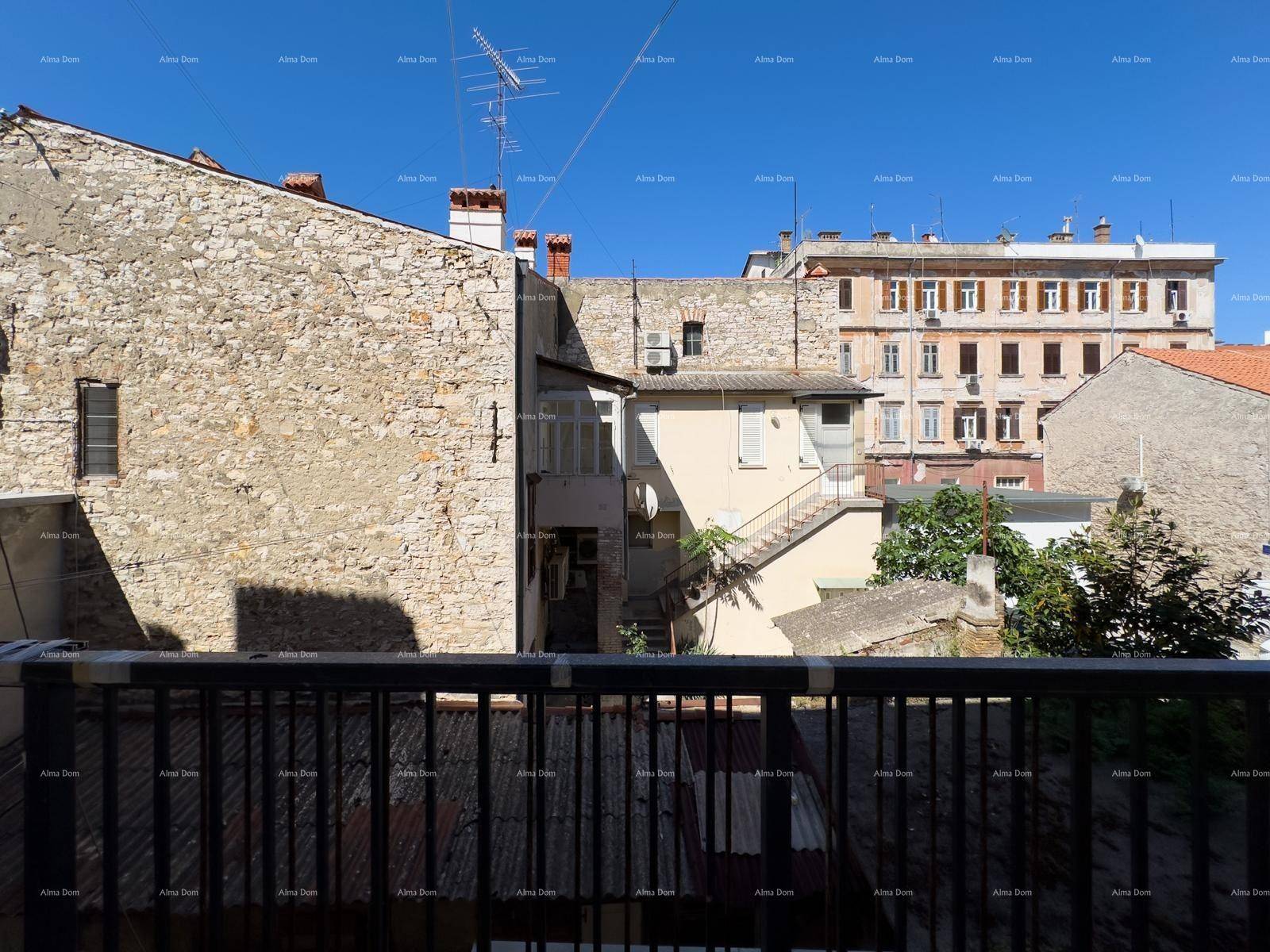 Blick auf die umliegenden Gebäude und Dächer der Stadt, mit traditioneller Architektur.