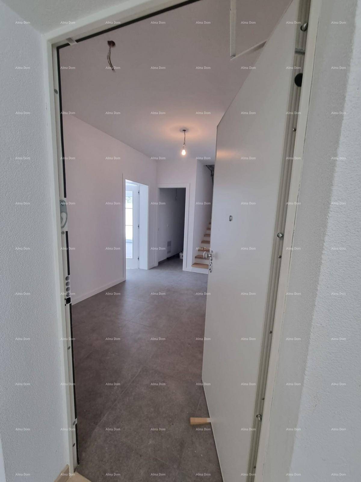 Heller Eingangsbereich mit moderner Sicherheitstür und Blick ins Treppenhaus.