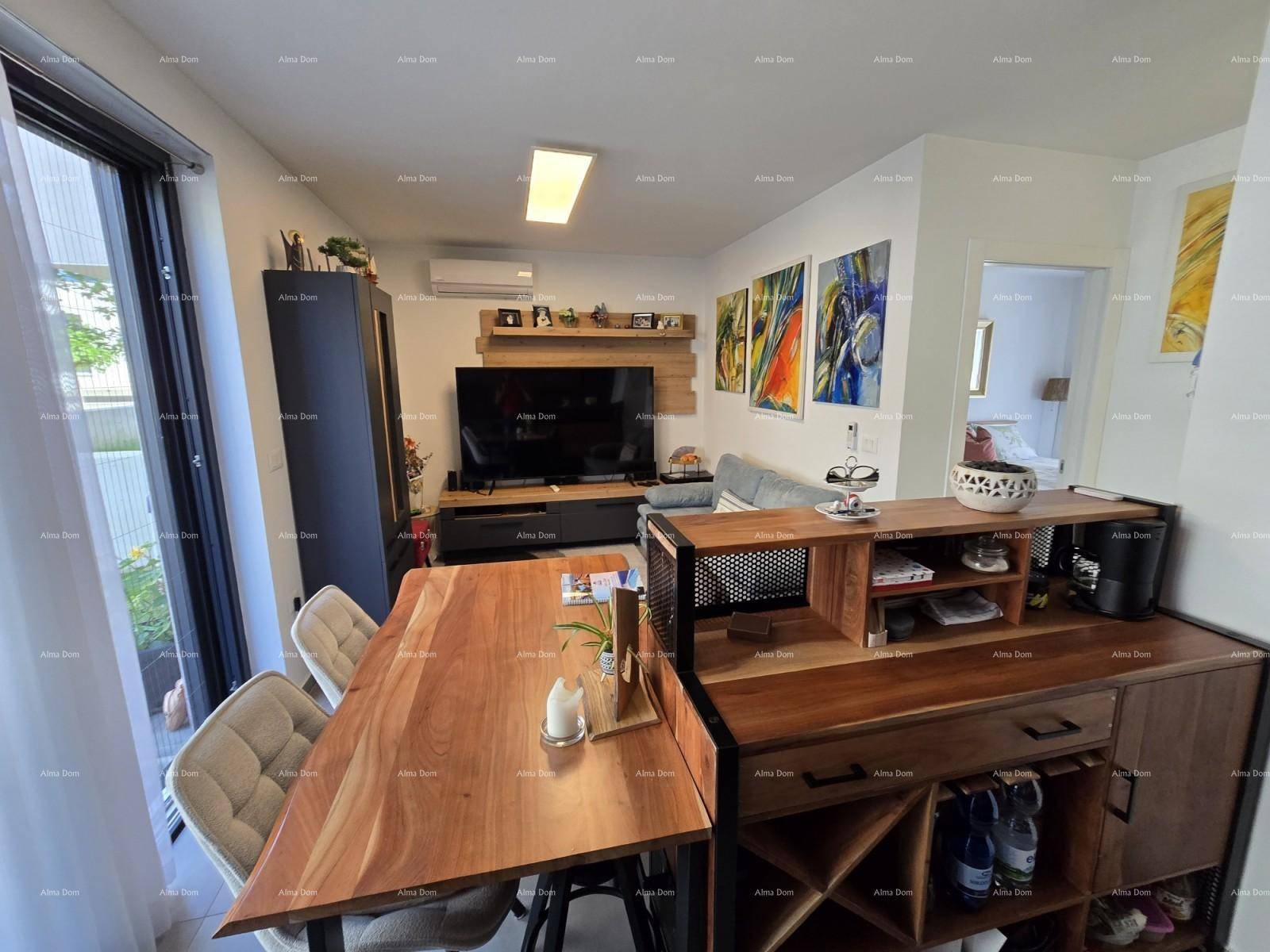 Moderner Wohn- und Essbereich mit Holztisch, bequemer Couch und farbenfrohen Kunstwerken.