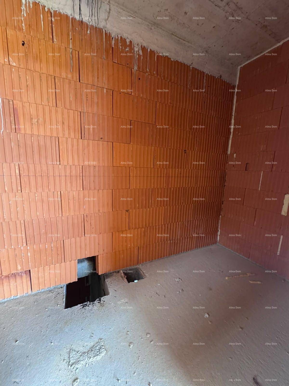 Detailansicht einer Ziegelwand im Rohbau mit einer kleinen Aussparung am Boden.