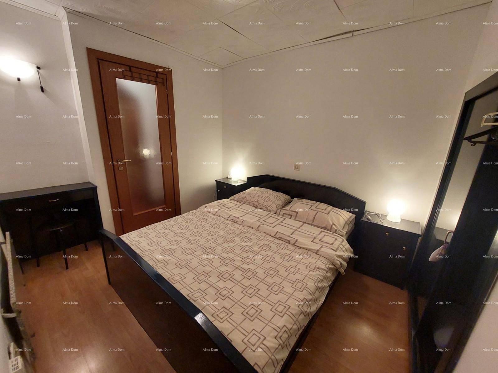 Schlafzimmer mit Doppelbett, Nachttischen und einem großen Spiegel.