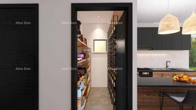 Praktische Speisekammer mit Regalen und integriertem Weinregal neben der Küche.