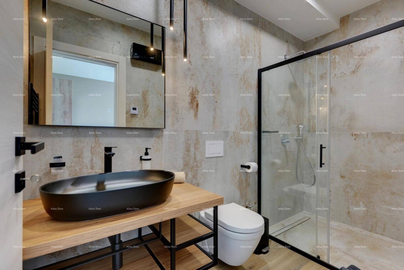 Helles Badezimmer mit moderner Dusche, Aufsatzwaschbecken auf Holzplatte und minimalistischem Design.