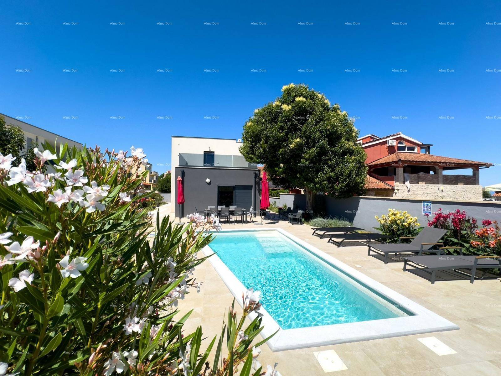 Gepflegter Garten mit Pool und Terrasse, umgeben von mediterraner Vegetation und weiteren Häusern.