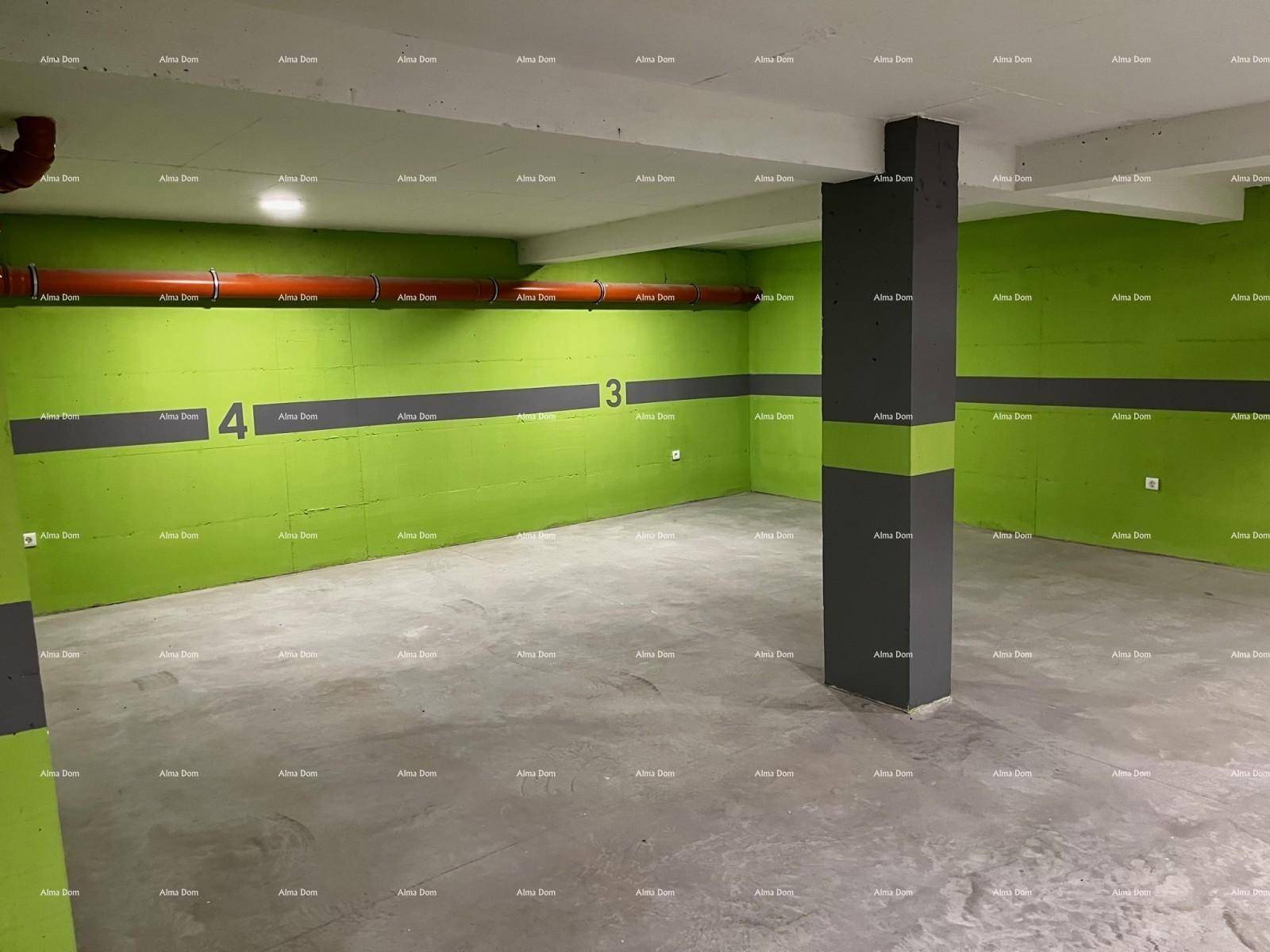 Geräumige Tiefgarage mit markierten Stellplätzen und leuchtend grünen Wänden.