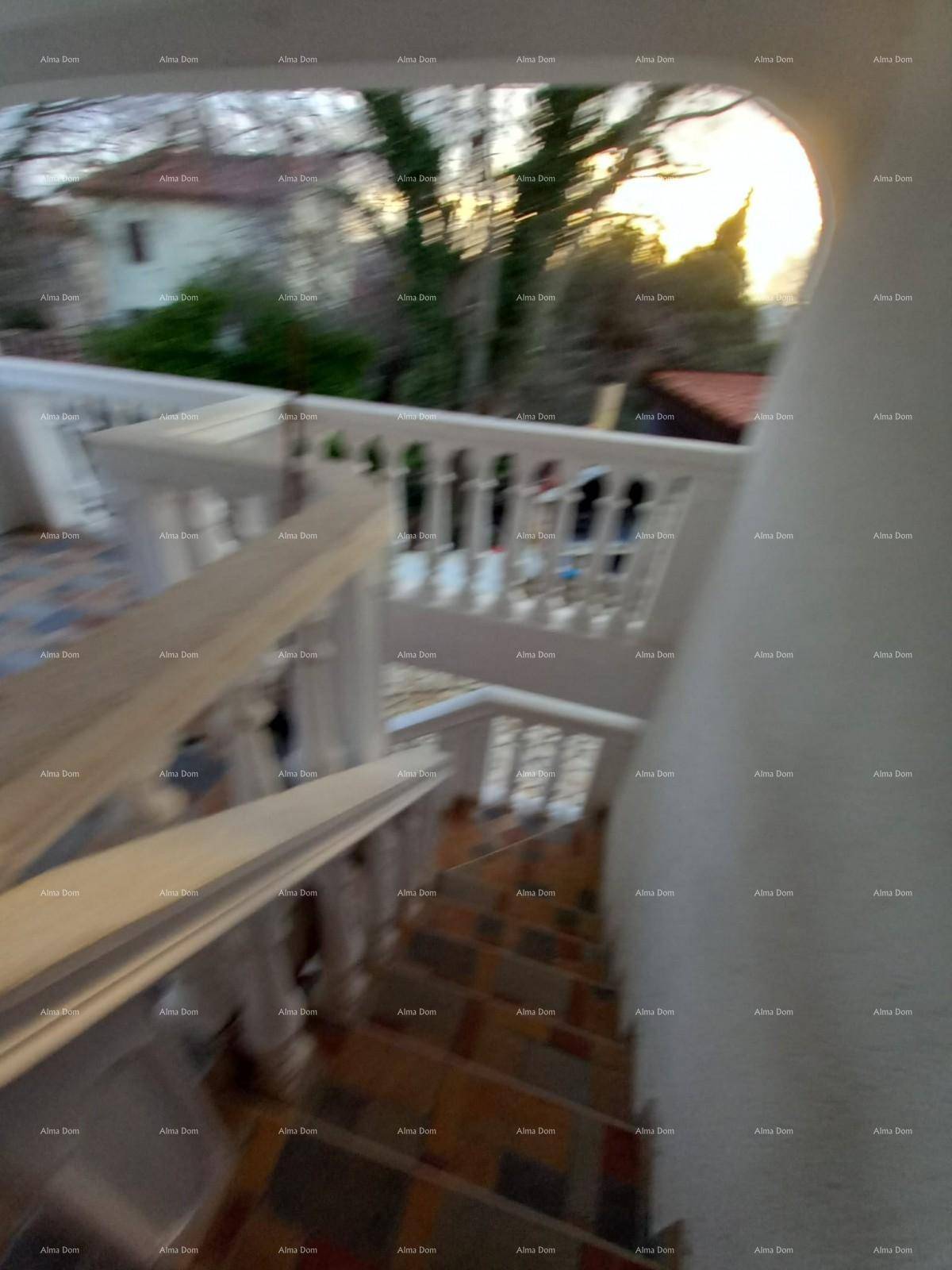 Außentreppe mit Balustrade, die zu einem Balkon mit Blick auf die Umgebung führt.