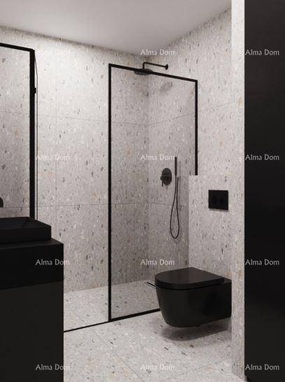 Modernes Badezimmer mit grauen Fliesen, schwarzer Armatur und einer begehbaren Dusche.