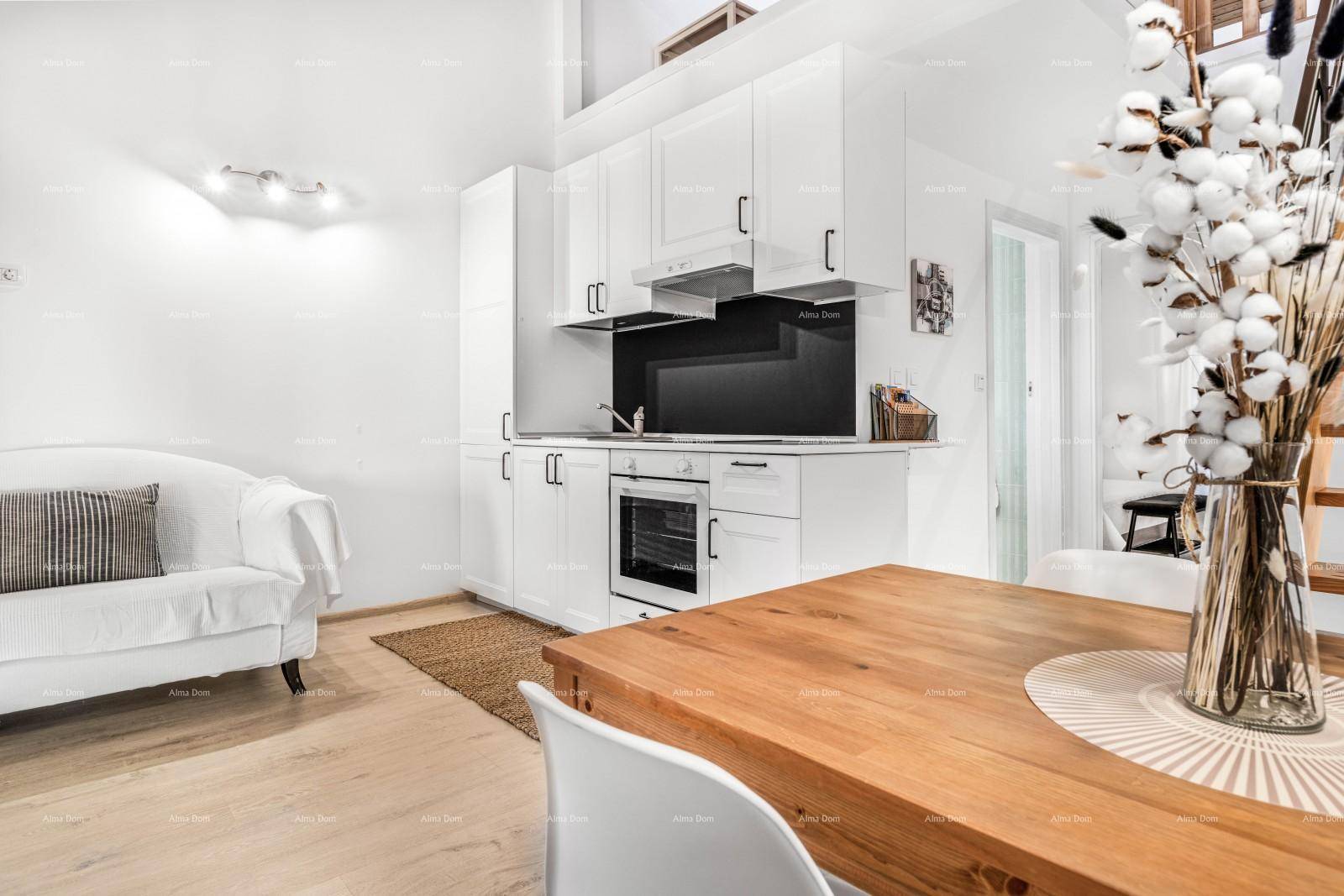 Helle Küchenzeile mit Essbereich, Holztisch und modernen Stühlen in offenem Raum.
