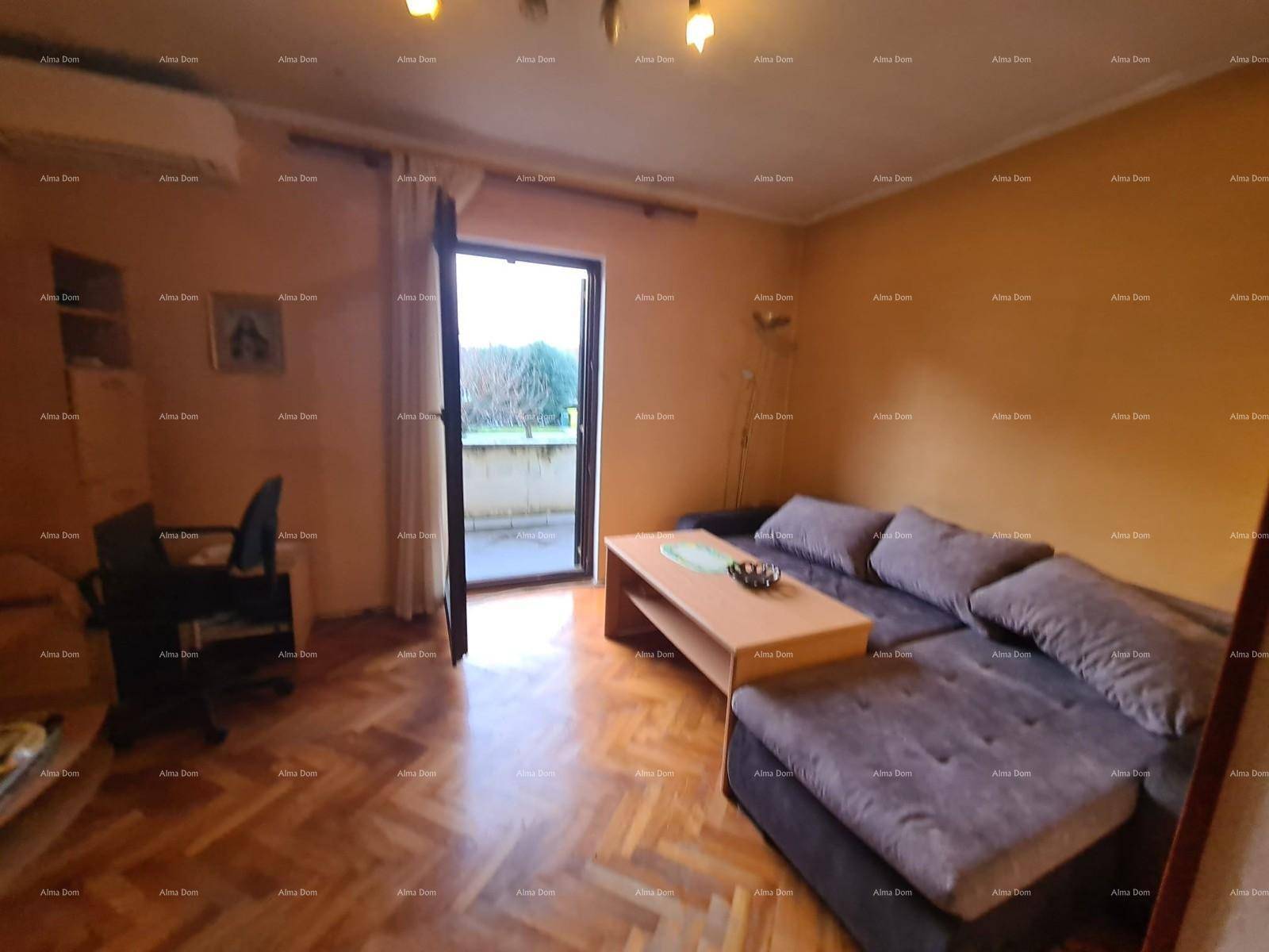 Wohnzimmer mit großem Ecksofa, Couchtisch und Zugang zu einem Außenbereich.