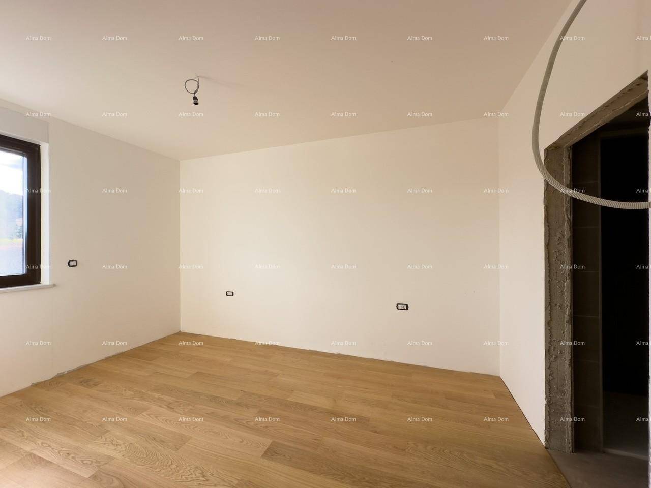 Unfertiger Raum mit neuem Holzfußboden und weiß gestrichenen Wänden, bereit für den Ausbau.