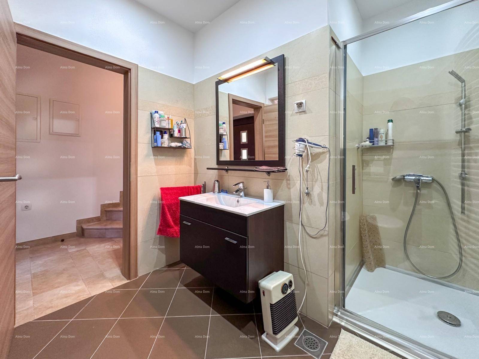 Funktionales Badezimmer mit Duschkabine, Waschbecken und einem kleinen Heizgerät.