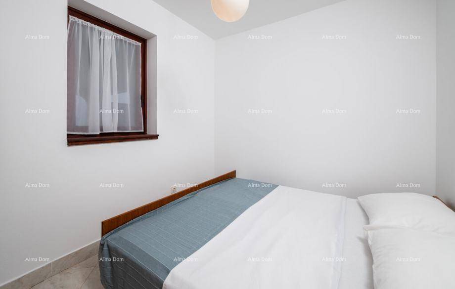 Helles Schlafzimmer mit Einzelbett, weiß gestrichenen Wänden und kleinem Fenster für natürliches Licht.